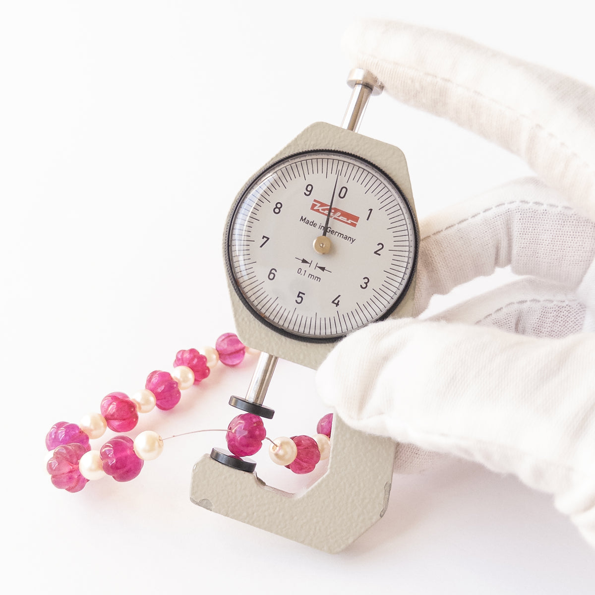 A dial gauge measures the Quartz and Shell Pearls pumpkin‑cut 8.5–11mm gemstone.
