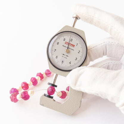 A dial gauge measures the Quartz and Shell Pearls pumpkin‑cut 8.5–11mm gemstone.