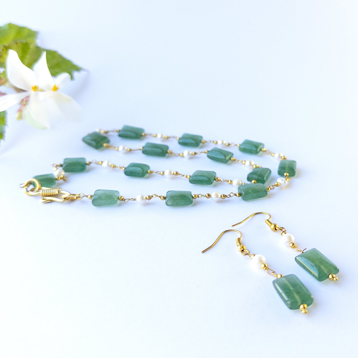 Premium Quartz and Pearl stone beads arranged in a 49cm necklace, ideal for DIY gemstone bead jewellery.