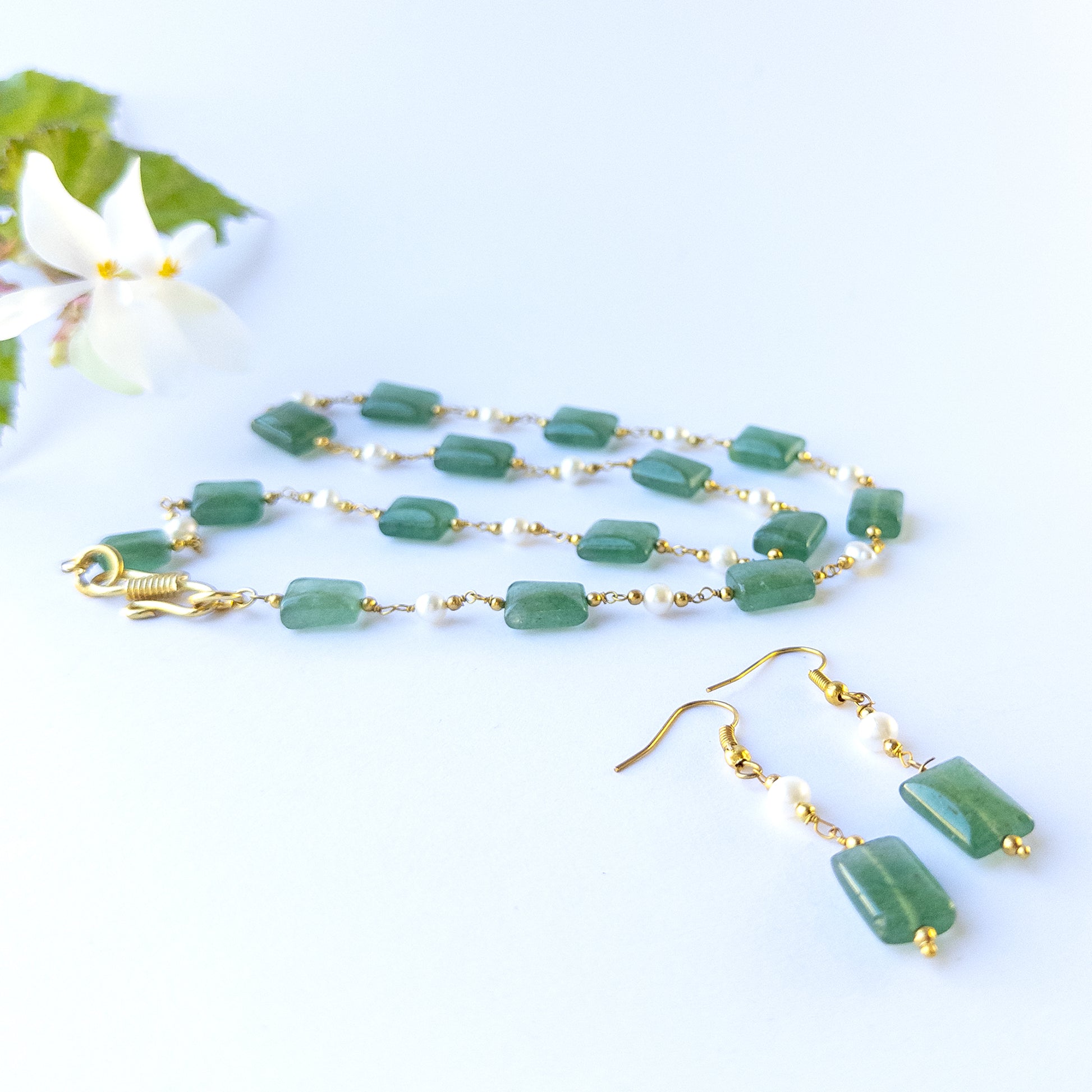 Premium Quartz and Pearl stone beads arranged in a 49cm necklace, ideal for DIY gemstone bead jewellery.