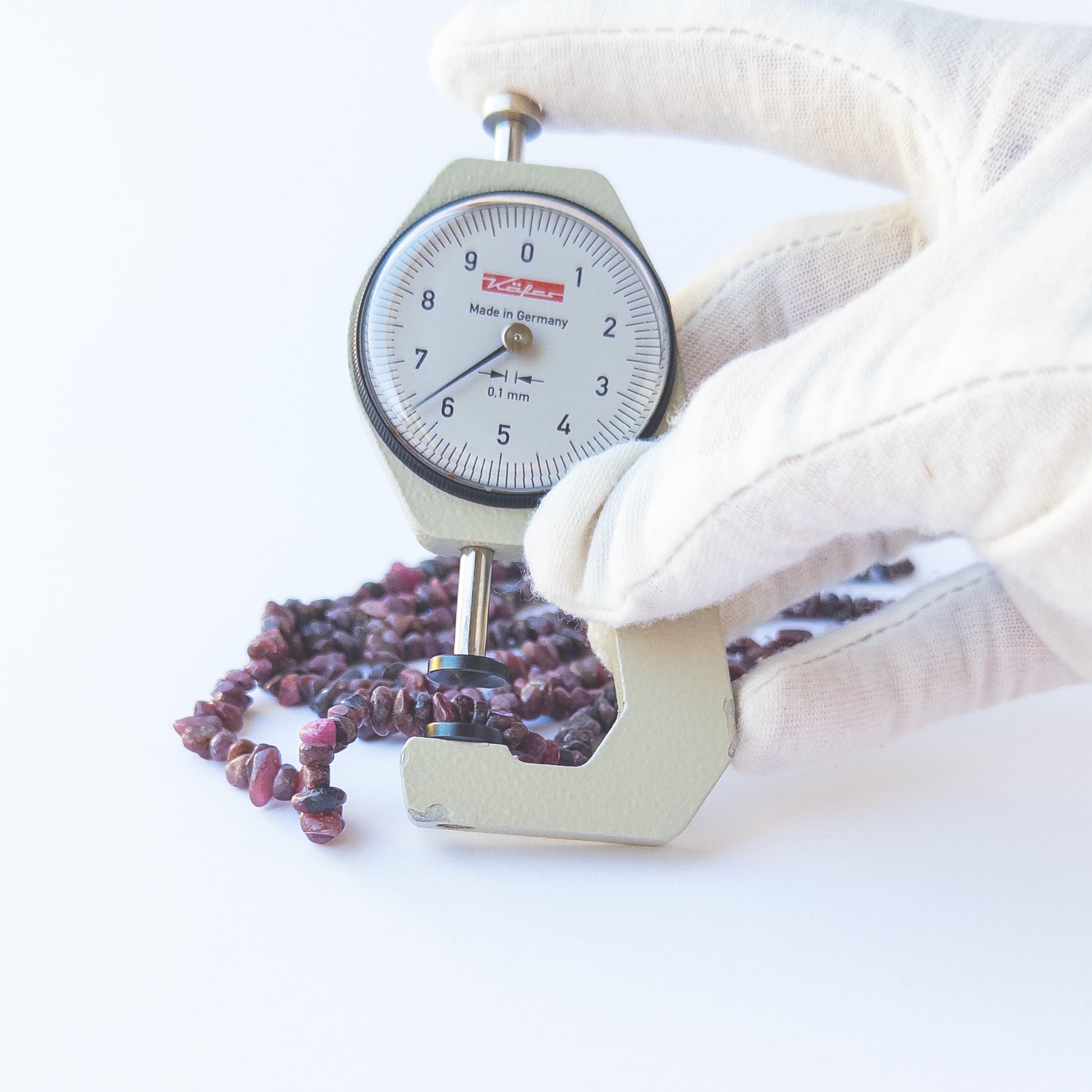 A dial gauge measures the Ruby chip 4–4.5mm gemstone.