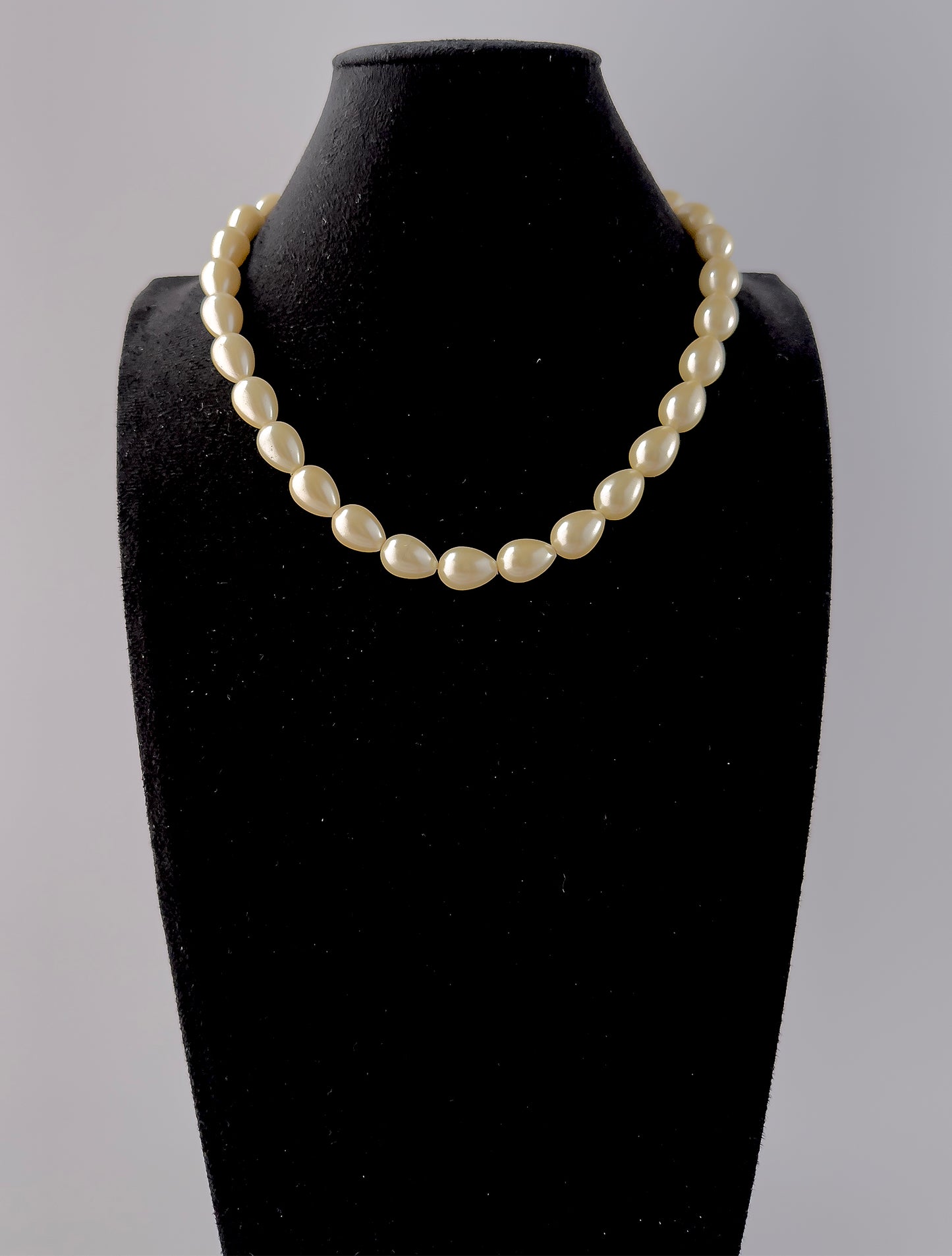 High‑quality Shell Pearls necklace featuring smooth oval 10.3mm beads with a bright, uniform shine for refined jewellery styling.
