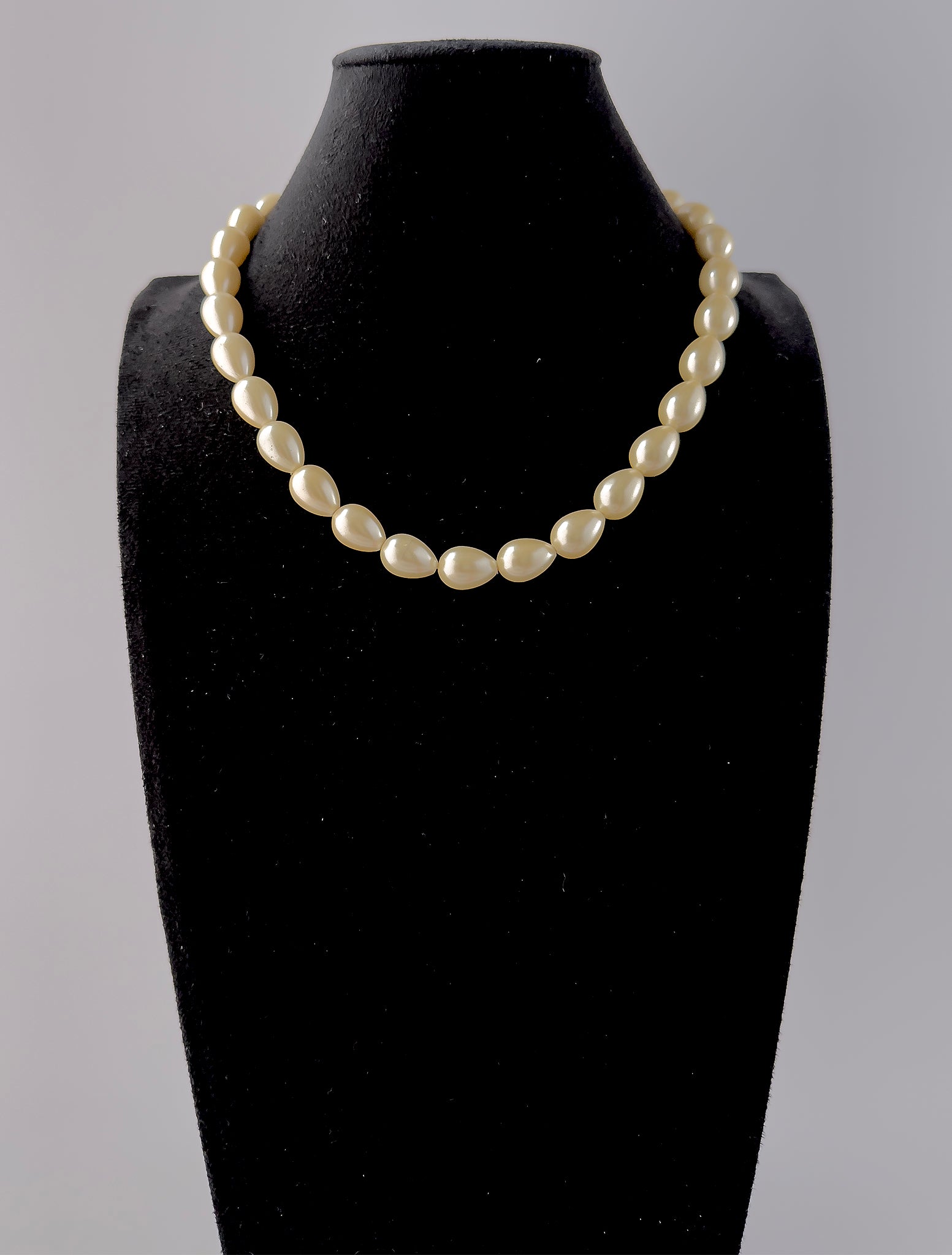 High‑quality Shell Pearls necklace featuring smooth oval 10.3mm beads with a bright, uniform shine for refined jewellery styling.